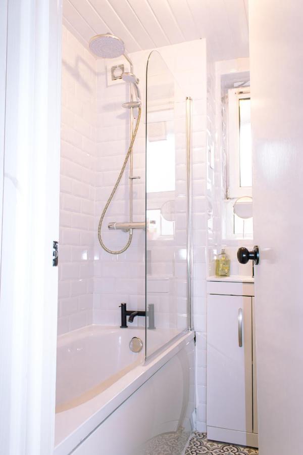 Nice 4 Bedroom Apartment Near City Centre 2-Min Walk To Metro !! Business & Family Friendly!! Лондон Экстерьер фото